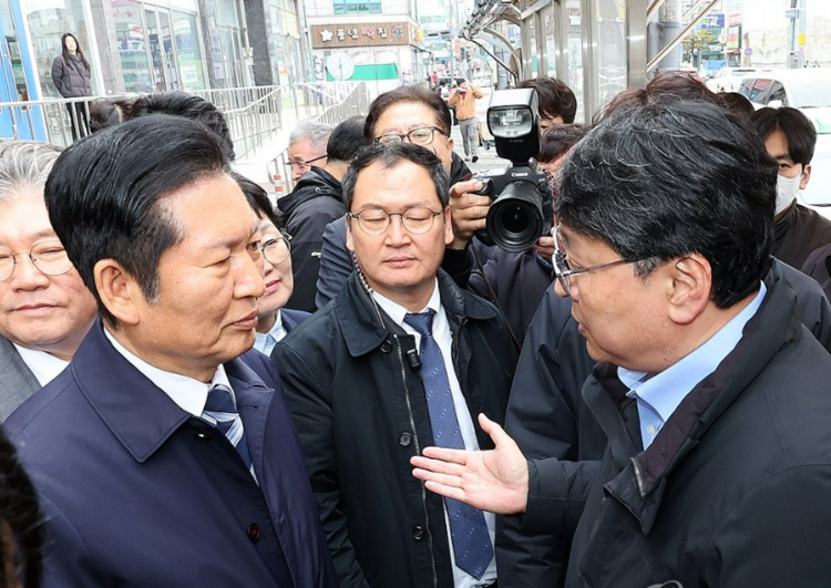 지방선거 자격심사 항의받는 정청래 대표.