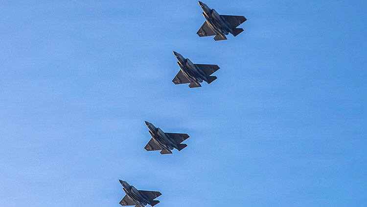 미 중부사령부 공보실에서 공개한 이 사진은 2026년 3월 3일, 에픽 퓨리 작전 지원을 위해 니미츠급 항공모함 USS 에이브러햄 링컨(CVN 72)의 비행갑판 위를 비행하는 미 해군 F-35 라이트닝 II 전투기. /AFP=연합뉴스