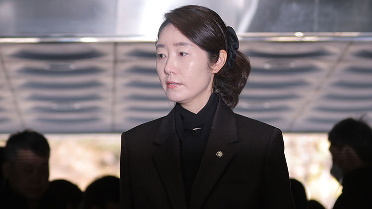 '1억 공천헌금' 의혹을 받는 강선우 무소속 의원이 3일 서울 서초구 서울중앙지방법원에서 열린 구속 전 피의자 심문(영장실질심사)에 출석하고 있다. /연합뉴스