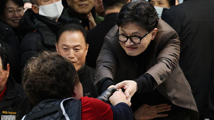 한동훈 전 국민의힘 대표가 7일 부산 북구 구포시장의 한 국밥집을 찾아 상인과 인사하고 있다. /연합뉴스