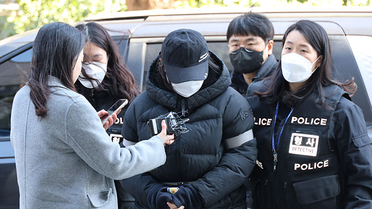 생후 20개월 된 딸을 방임해 숨지게 한 혐의를 받는 20대 친모가 7일 오후 구속 전 피의자 심문(영장실질심사)이 열리는 인천지법에 들어서고 있다. /연합뉴스