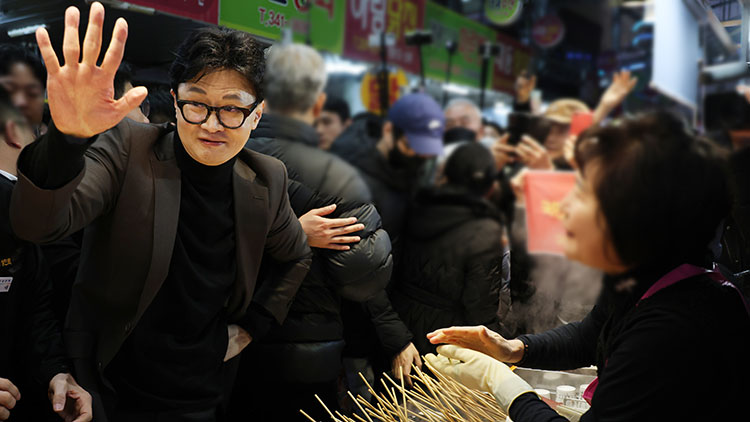 한동훈 전 국민의힘 대표가 지난 7일 부산 북구 구포시장의 한 분식집을 찾아 상인들을 만나고 있다. /연합뉴스