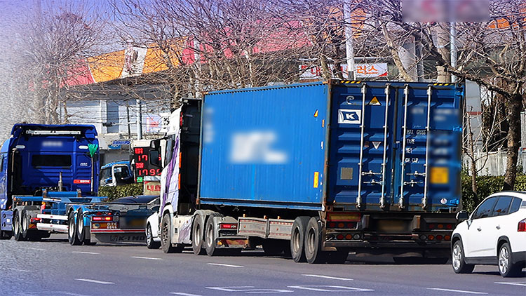 기름값 2천 원 눈앞, 값싼 곳 찾아 '주유런'…"화물차, 반만 주유"