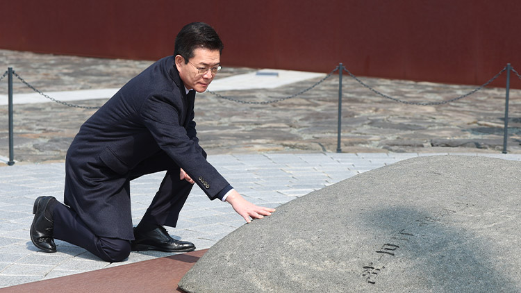 더불어민주당 서울시장 예비후보인 정원오 전 성동구청장이 9일 오후 경남 김해시 진영읍 봉하마을 노무현 전 대통령 묘역을 찾아 참배하며 너럭바위를 만지고 있다. /연합뉴스