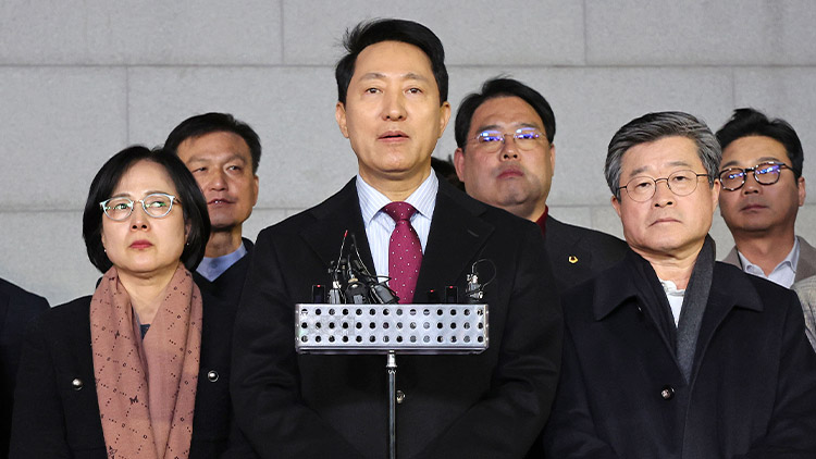 국민의힘이 당 노선을 논의하는 긴급 의원총회를 열어 '윤 어게인' 반대 등의 내용을 담은 결의문을 채택한 9일 오세훈 서울시장이 서울 중구의 한 식당을 나서며 발언을 하고 있다. /연합뉴스