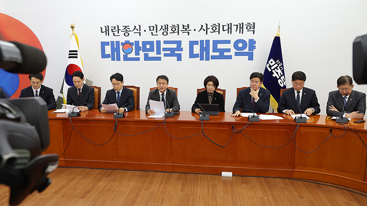 더불어민주당 한병도 원내대표가 10일 국회에서 열린 원내대책회의에서 발언하고 있다. /연합뉴스