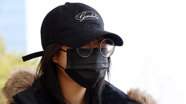 먹방 유튜버 쯔양(본명 박정원)이 10일 대전 서구 대전둔산경찰서에 피고소인 신분으로 조사를 받기 위해 들어가며 발언하고 있다. /연합뉴스
