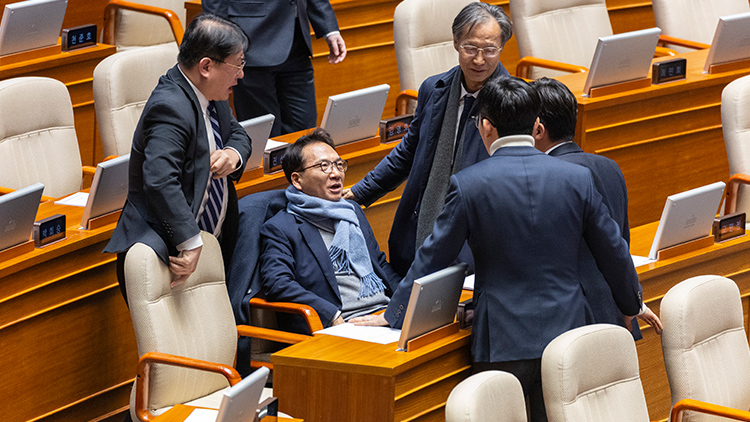더불어민주당 박선원 의원(왼쪽 자리에 앉은 사람)이 지난달 26일 국회에서 열린 2월 임시국회 8차 본회의 도중 국민의힘 구자근(아래 오른쪽), 박충권 의원(아래 왼쪽)과 단어 사용을 놓고 설전을 벌이고 있다. /연합뉴스