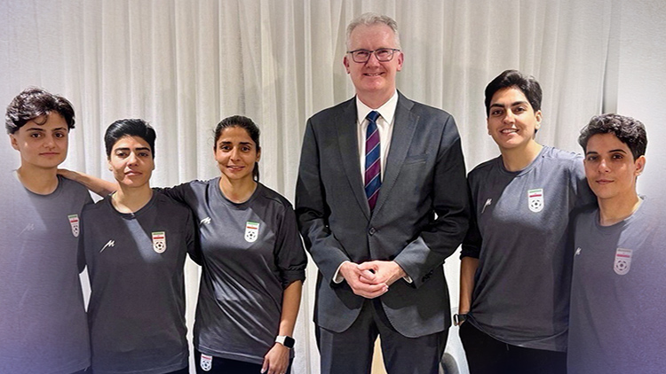 국가 안 부른 이란 여자 축구선수들…호주 "망명 허용" 