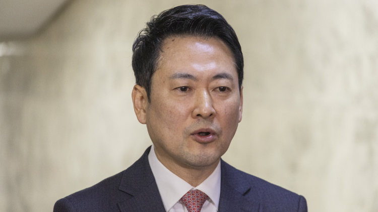 국민의힘 장동혁 대표가 11일 국회에서 열린 지역발전 영입 인재 환영식을 마친 뒤 취재진과 만나 국민의힘 의원단 명의로 발표된 결의문에 대한 자신의 입장을 밝히고 있다.  /연합뉴스 