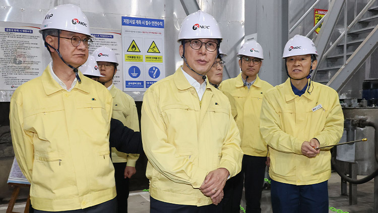 김민석 국무총리가 11일 경기도 구리시 한국석유공사 구리지사 석유비축기지에서 석유비축시설 현장을 시찰하고 있다. /연합뉴스