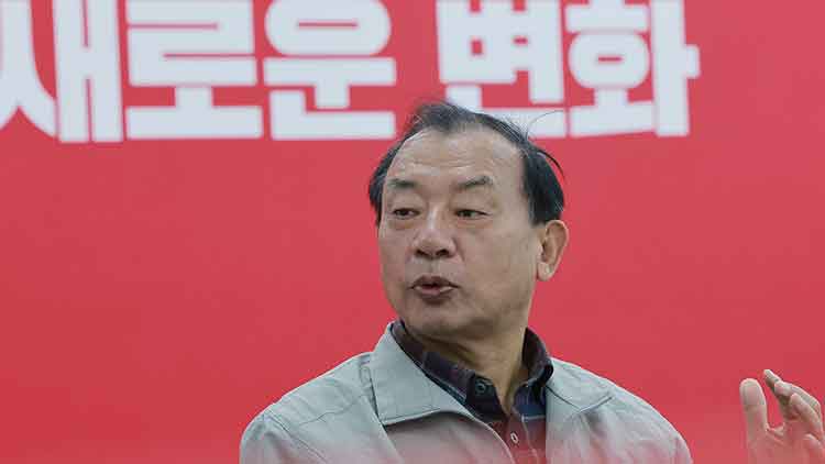 국민의힘 이정현 공천관리위원장이 12일 서울 영등포구 여의도 중앙당사에서 공관위 회의와 6·3 지방선거 공천 면접 심사를 앞두고 기자들과 대화를 나누고 있다. /연합뉴스