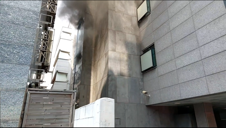 주택 밖으로 피어오르는 연기 / 출처=서울 관악소방서