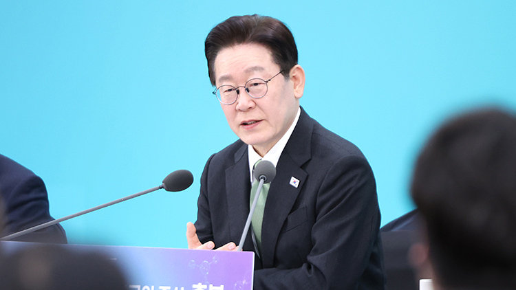 이재명 대통령이 13일 충북 청주오스코에서 열린 '충북의 마음을 듣다' 타운홀미팅 간담회에서 발언하고 있다. /연합뉴스