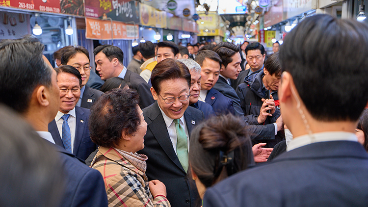 이재명 대통령이 13일 충북 청주시 서원구 사창시장을 찾아 상인 및 시민들과 인사를 하고 있다. /연합뉴스