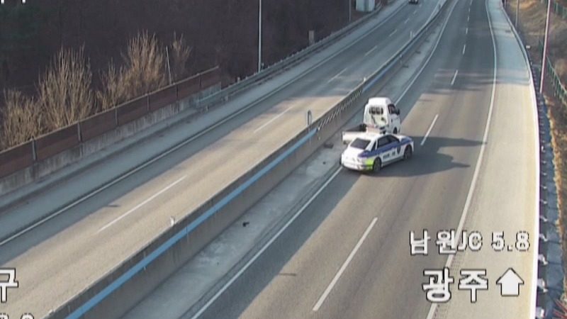 고속도로 '16㎞ 역주행'…순찰차 들이받고 도주한 40대 검거