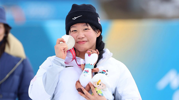 '금은은은' 김윤지, 한국 선수 최초 개인전 메달 4개