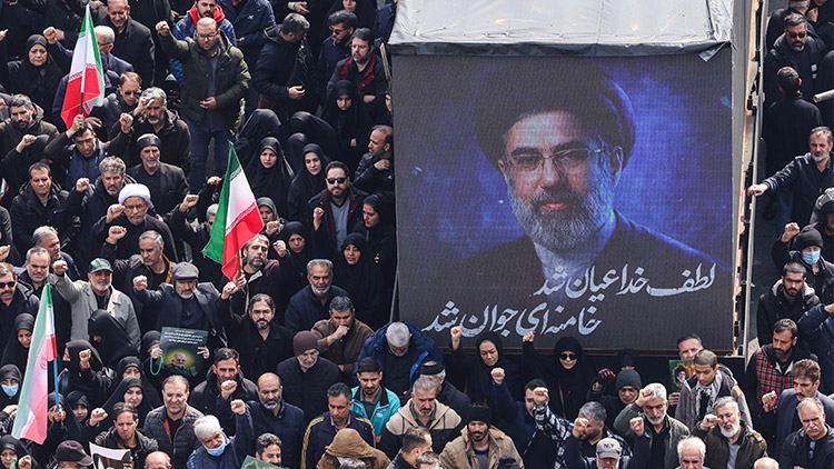 이란 테헤란 광장에 등장한 모즈타바 대형 사진 /AFP=연합뉴스