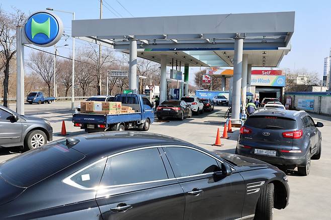 최고가격제 이틀째…기름값 '두자릿수' 내려