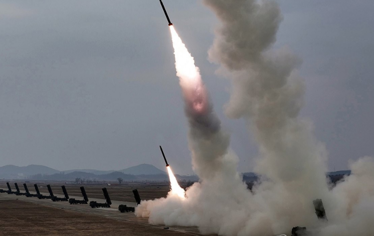 북한 조선중앙통신은 김정은 북한 국무위원장이 참관한 가운데 14일 600mm 초정밀다연장방사포 타격훈련을 진행했다고 15일 보도했다. /조선중앙통신