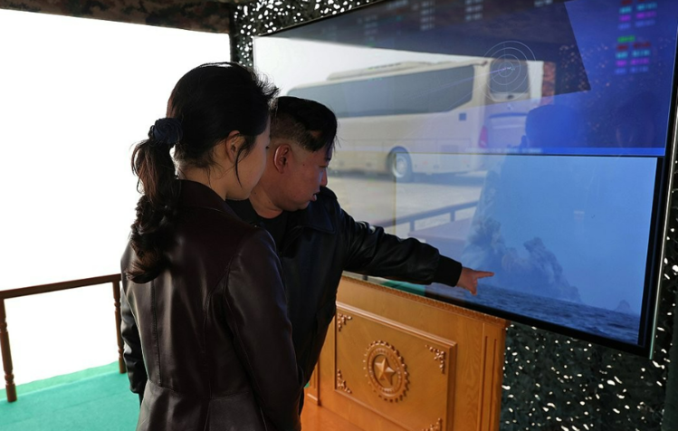 북한 조선중앙통신은 김정은 북한 국무위원장이 참관한 가운데 14일 600mm 초정밀다연장방사포 타격훈련을 진행했다고 15일 보도했다. /조선중앙통신