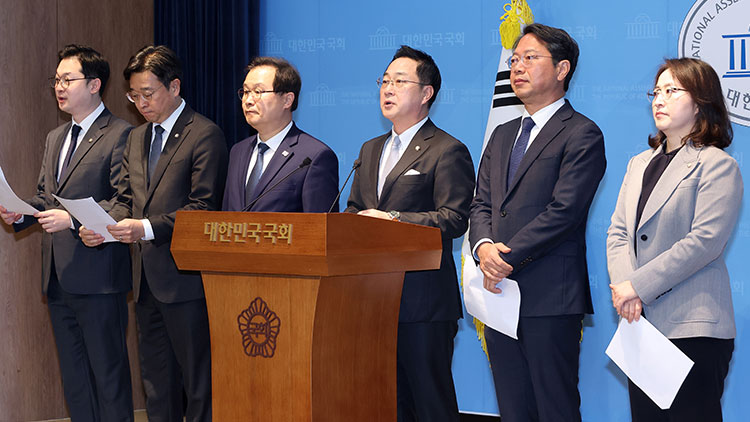 더불어민주당 '윤석열 정권 조작 기소 진상규명 및 공소 취소를 위한 국정조사 추진위원회' 소속 의원들이 15일 국회 소통관에서 신속한 국회 국정조사특별위원회 구성을 위한 국민의힘 협조를 촉구하고 있다. 왼쪽부터 김동아, 이용우, 이건태, 박성준, 김승원, 이주희 의원. /연합뉴스