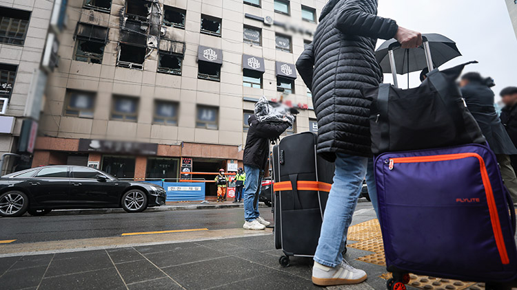 15일 서울 중구 소공동 한 캡슐호텔에서 전날 화재사고 관련 경찰·소방 합동감식이 이뤄지고 있다. /연합뉴스