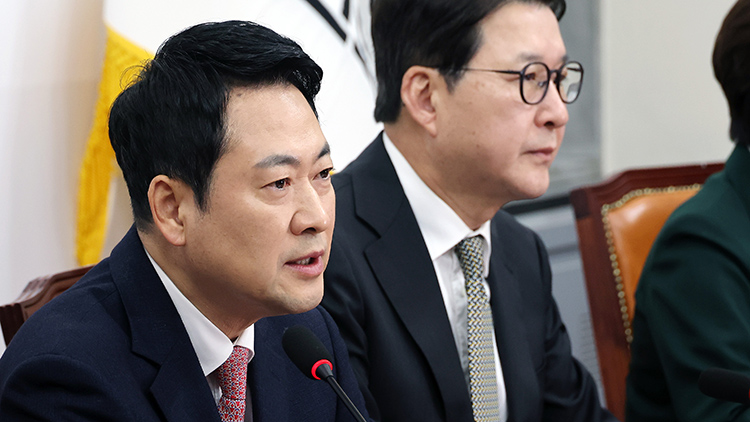 국민의힘 장동혁 대표가 16일 국회에서 열린 최고위원회의에서 모두발언을 하고 있다. /연합뉴스