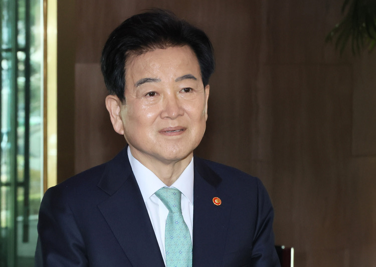 정동영 통일부 장관이 16일 서울 종로구 정부서울청사로 출근하며 취재진 질문에 답하고 있다. /연합뉴스 