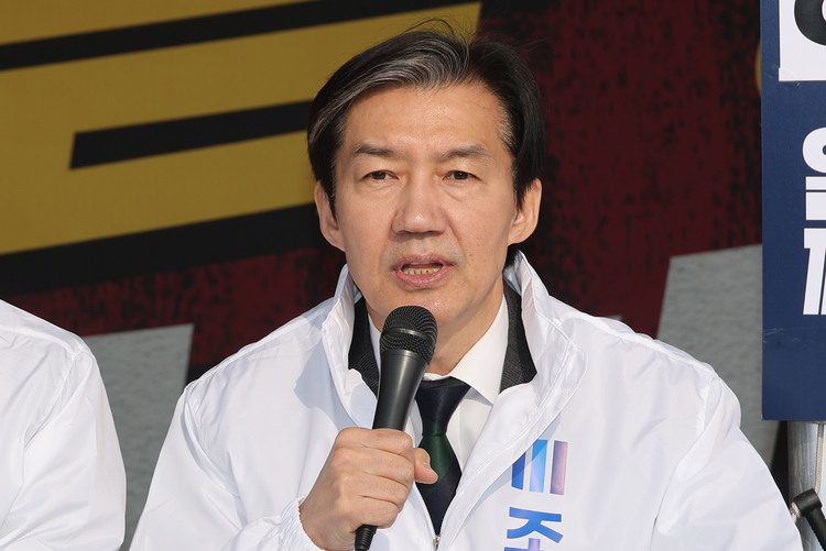 조국혁신당 조국 대표가 16일 국회 본청 앞 정치개혁 촉구 천막 농성장에서 열린 최고위원회에서 발언하고 있다.  /연합뉴스 