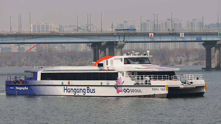 감사원이 '한강버스 및 여의도 선착장 조성사업 관련 국회감사 요구' 감사 결과를 공개한 16일 한강버스가 서울 여의도 한강버스 선착장을 떠나고 있다. /연합뉴스