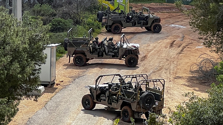 2026년 3월 16일 이스라엘 북부에서 헤즈볼라와 이스라엘 사이의 긴장이 고조되고 이란과 미국-이스라엘이 충돌하는 가운데 이스라엘-레바논 국경의 이스라엘 쪽에서 군용 차량을 타고 있는 이스라엘 군인. /REUTERS=연합뉴스