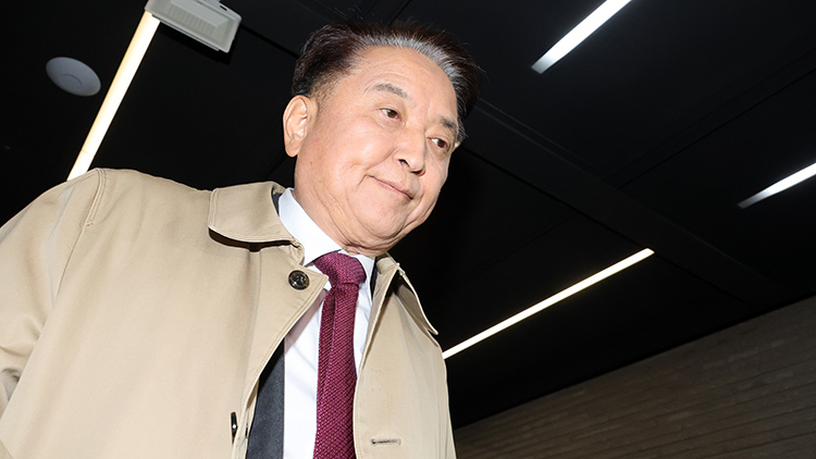 국민의힘의 공천배제(컷오프) 결정으로 재선 가도에 급제동이 걸린 김영환 충북도지사가 17일 서울 영등포구 국민의힘 당사에 항의 방문하고 있다. /연합뉴스