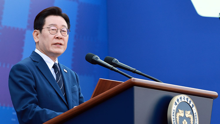 이재명 대통령이 17일 충남 아산 경찰대학에서 열린 2026년 신임 경위·경감 임용식에서 축사하고 있다. /연합뉴스