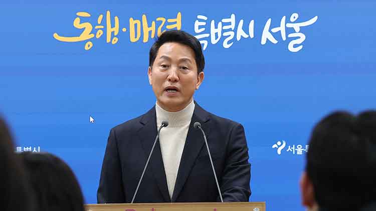 오세훈 서울시장이 17일 서울시청 브리핑룸에서 기자회견을 열고 6·3 지방선거 공천 신청과 관련해 입장을 밝히고 있다. /연합뉴스