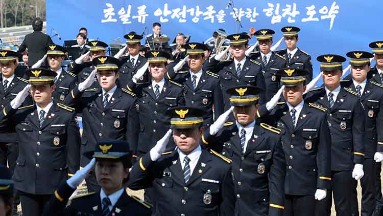 신임 경위ㆍ경감 경찰관들이 17일 충남 아산 경찰대학에서 열린 합동 임용식에서 이재명 대통령에게 경례하고 있다. /연합뉴스