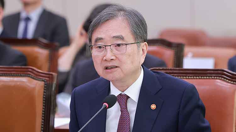 조현 외교부 장관이 17일 국회에서 열린 외교통일위원회 전체회의에서 의원 질의에 답하고 있다. /연합뉴스