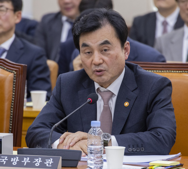 안규백 국방부 장관이 17일 국회에서 열린 국방위 전체 회의에 출석해 미국 측의 호르무즈 해협 파병 요청에 대한 의원 질의에 답변하고 있다.  /연합뉴스 