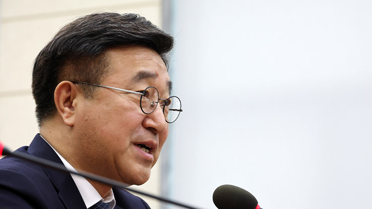 윤호중 행정안전부 장관이 18일 국회에서 열린 행정안전위원회 전체회의에서 의원 질의에 답하고 있다. /연합뉴스