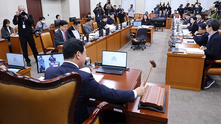 신정훈 위원장이 18일 국회에서 열린 행정안전위원회 전체회의에서 중대범죄수사청 조직 및 운영에 관한 법 등 이날 상정된 법안을 처리하고 있다. /연합뉴스