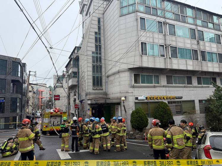소방대원들이 화재 현장에 모여 대응하는 모습
