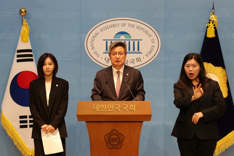 국민의힘 김장겸 의원(가운데)과 쯔양 측 김태연 변호사(왼쪽)