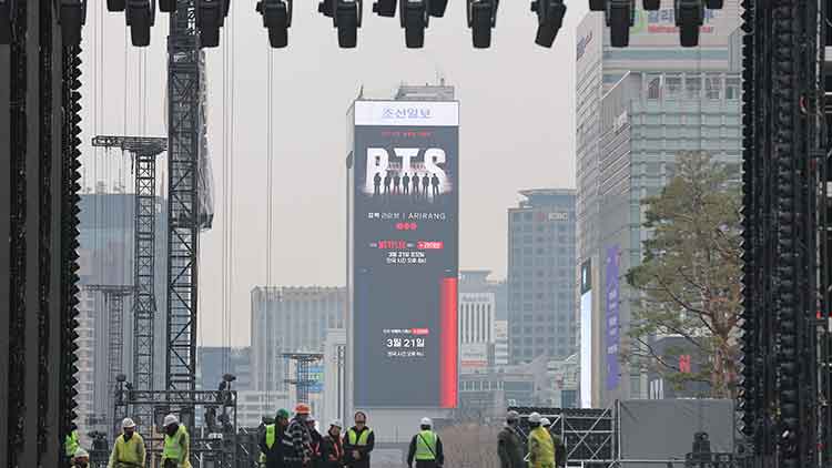 그룹 방탄소년단(BTS)의 광화문 공연을 앞둔 18일 서울 광화문광장에서 공연 준비작업이 이뤄지고 있다. /연합뉴스