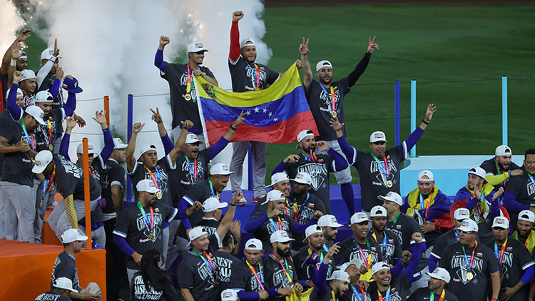 17일(현지시간) 미국 플로리다주 마이애미의 론디포 파크에서 열린 2026 월드베이스볼클래식(WBC) 결승전 미국 대 베네수엘라의 경기에서, 미국을 꺾고 우승을 차지한 베네수엘라 대표팀 선수들이 시상대에 올라 환호하고 있다. /EPA=연합뉴스