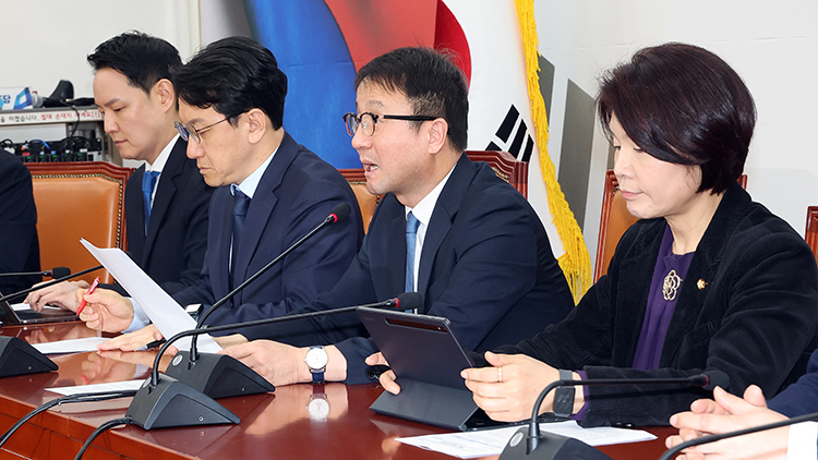 더불어민주당 한병도 원내대표가 19일 국회에서 열린 정책조정회의에서 발언하고 있다. /연합뉴스