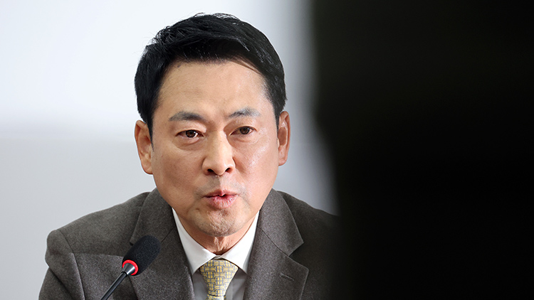 국민의힘 장동혁 대표가 19일 국회에서 열린 최고위원회의에서 발언하고 있다. /연합뉴스