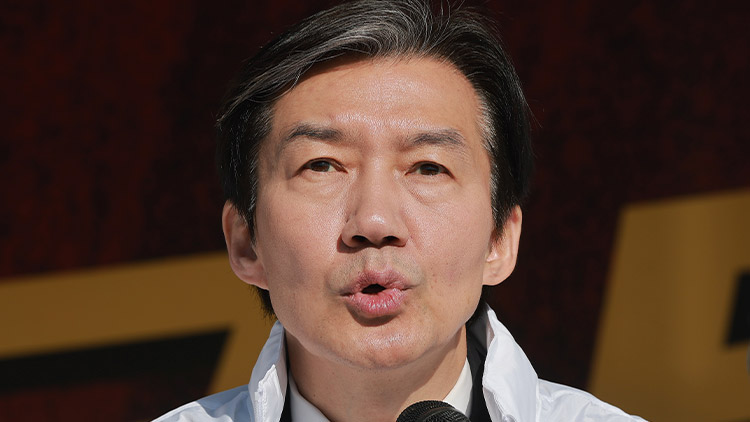 조국혁신당 조국 대표가 19일 국회 본청 앞 정치개혁 촉구 천막농성장에서 열린 최고위원회의에 참석해 발언하고 있다. /연합뉴스