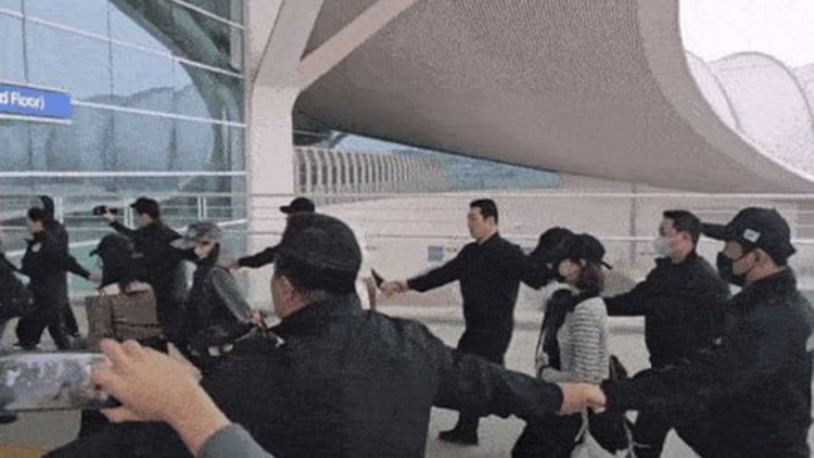 경호원에 둘러쌓인 걸그룹 하츠투하츠 /X 캡처