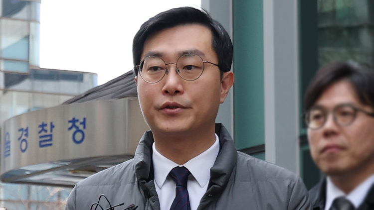 더불어민주당 장경태 의원이 19일 서울 종로구 서울경찰청에서 열린 자신의 성추행 의혹 사건 관련 수사심의위원회에 앞서 입장을 밝히고 있다.  /연합뉴스 