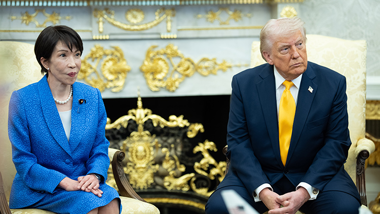 도널드 J. 트럼프 미국 대통령(오른쪽)과 다카이치 사나에 일본 총리(왼쪽)가 2026년 3월 19일(현지시간) 미국 워싱턴 DC 백악관 오벌오피스(집무실)에서 회담하고 있다. /EPA=연합뉴스